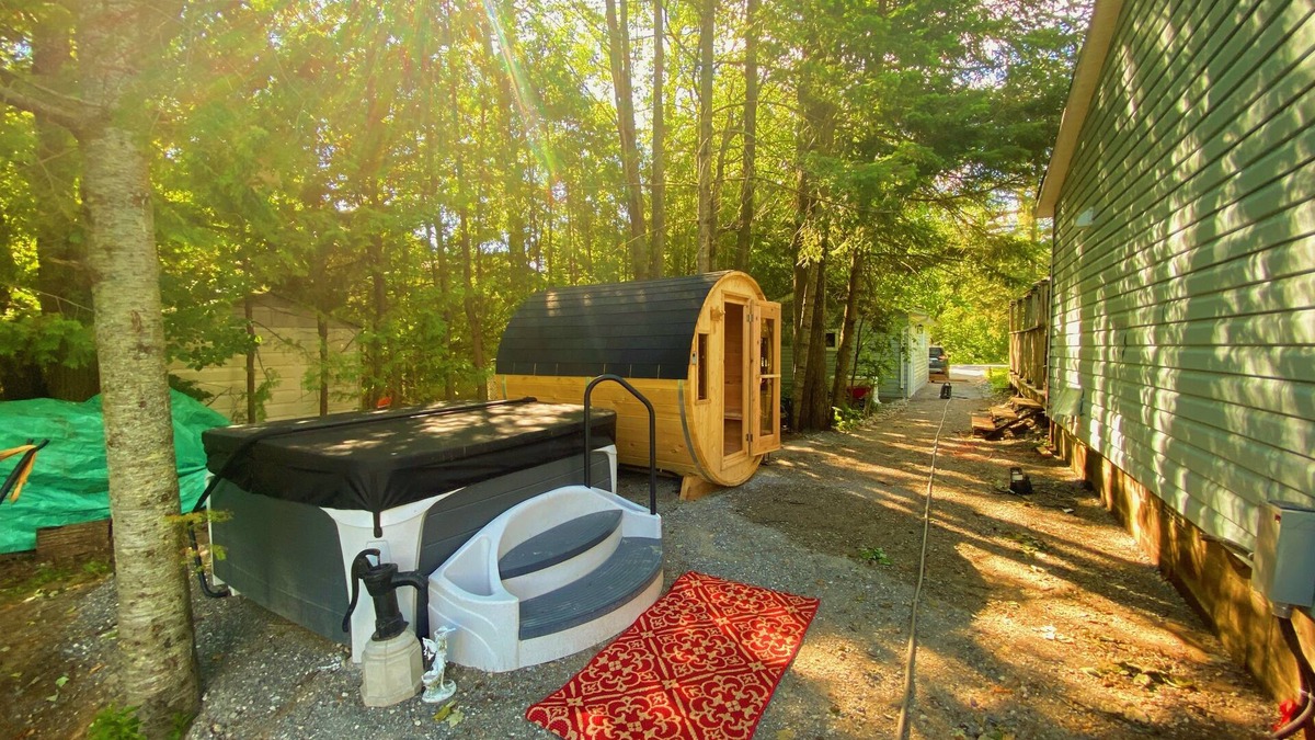 Baddow Cottage | Cozy cottage on Burnt River with hot tub & sauna