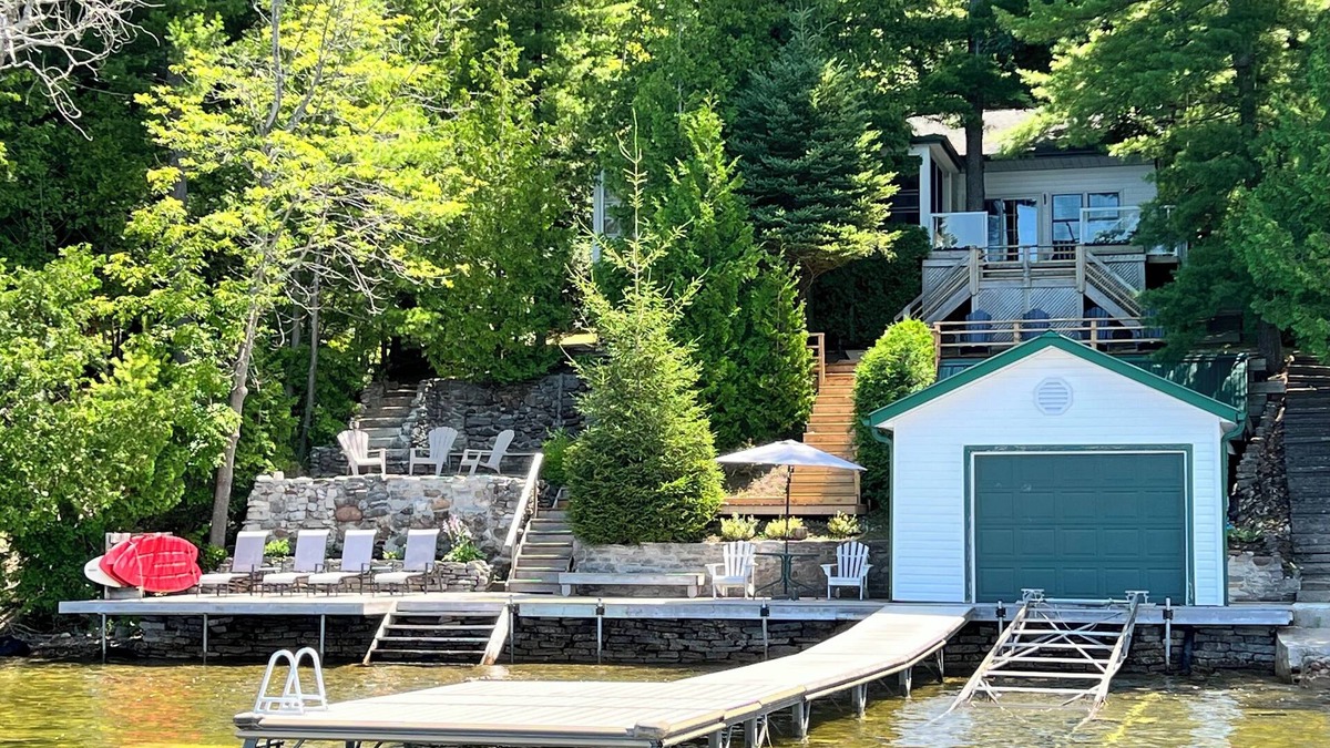 Burnt River Cottage | Cozy Cottage on Four Mile Lake