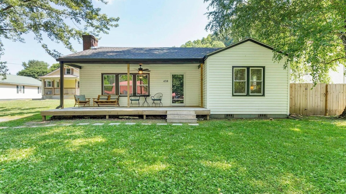 Damascus Cottage | Cozy cottage on Creeper Trail -Fenced in backyard for dogs. Near Restaurants