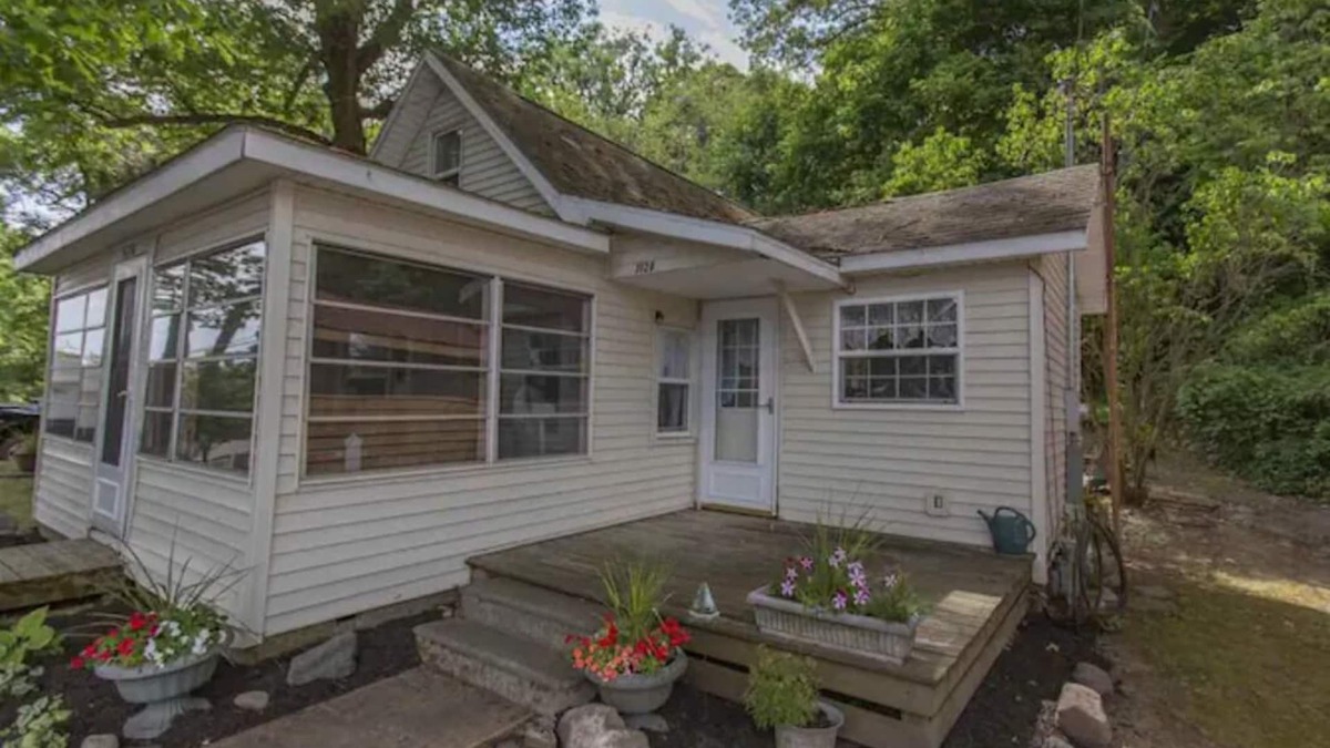 Angola Cottage | Cozy Cottage on Crooked Lake First Basin