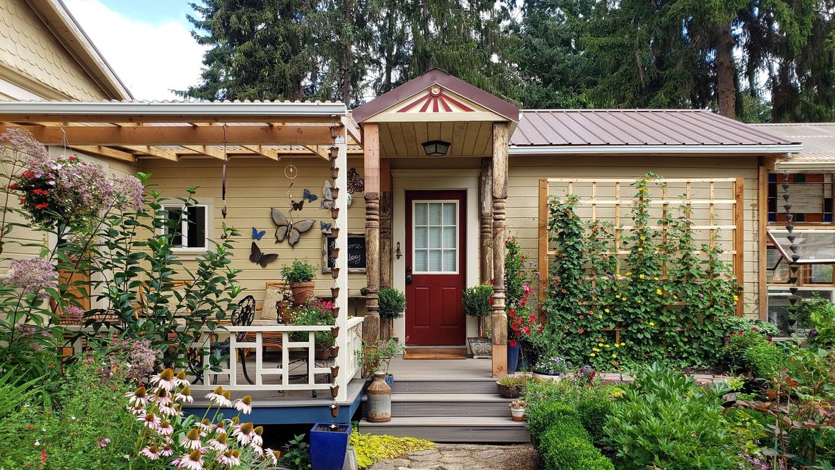 Molalla Cottage | Cozy Cottage on hobby farm in rural historic small town