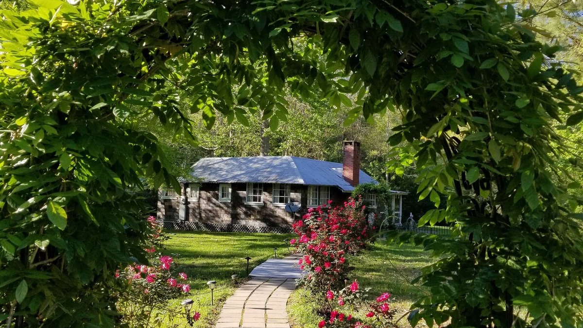 Covington Cottage | Cozy Cottage on private acreage minutes from town