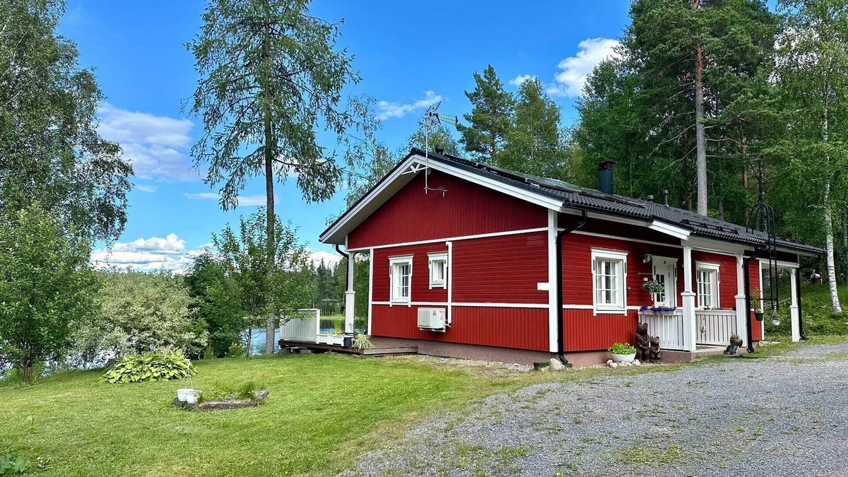 Ylojarvi Cottage | Cozy cottage on the lake with modern amenities