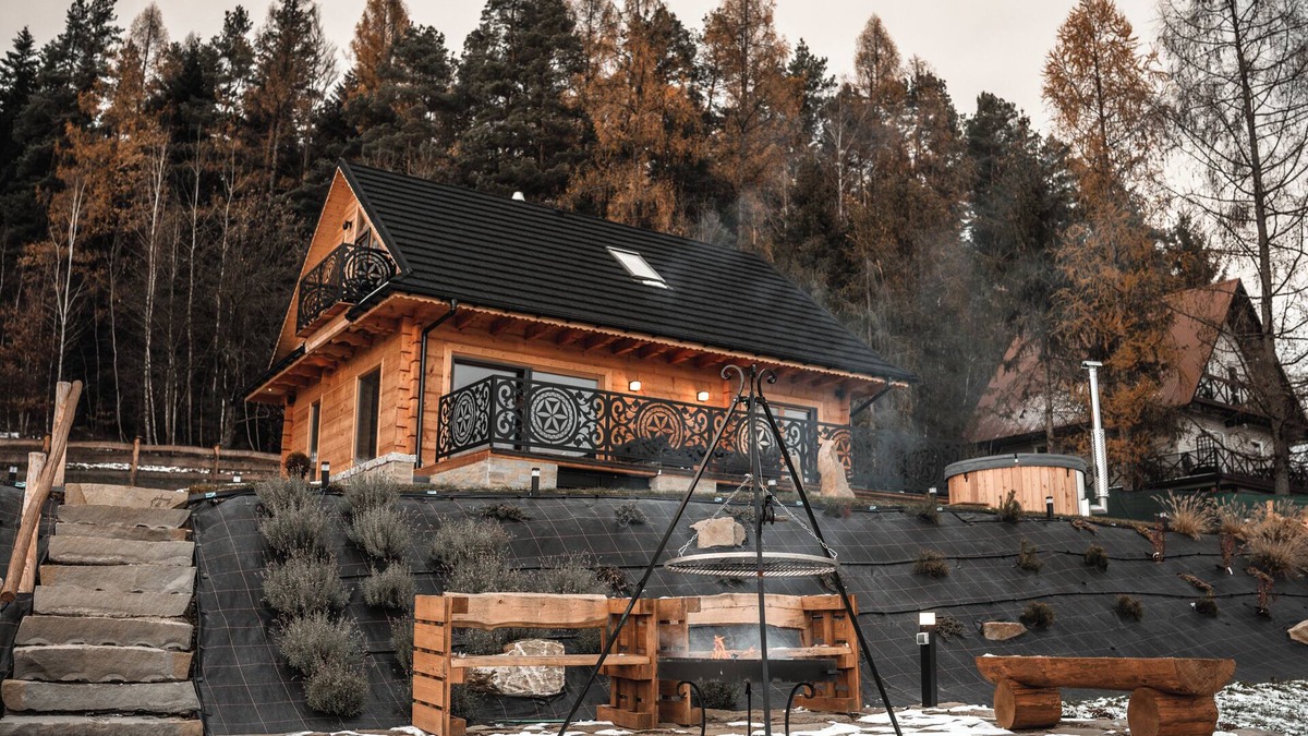 Makow Podhalanski Cabin | Cozy cottage in modern highland style with fireplace, hot tub and large garden