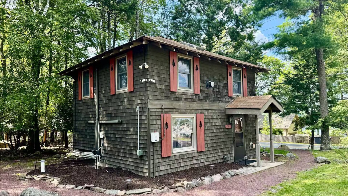 Lake Harmony Estates House | Cozy Cottage: Private Lake Access, Fires & Fun!