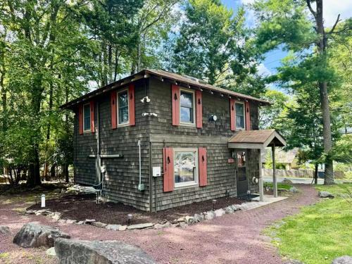 Lake Harmony Estates House | Cozy Cottage, Private Lake Access, Fires and Fun!