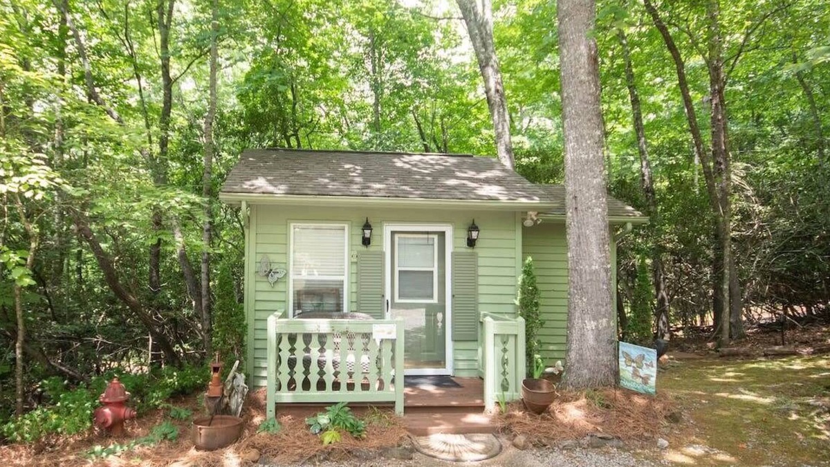 Otto House | Cozy cottage retreat with hot tub & fire pit