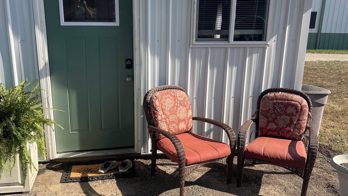 Rolla Cottage | Cozy cottage right off I-44 with horse stable & Rv sites available. Near college
