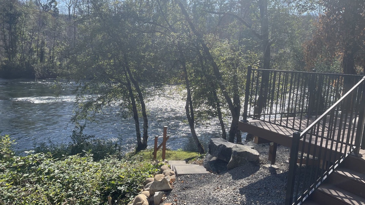 Cascadia Cottage | Cozy Cottage right on the McKenzie River!