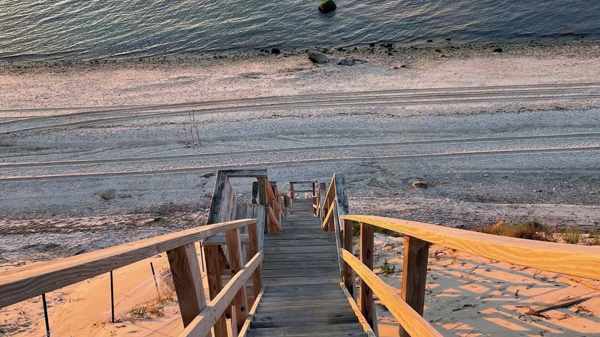 Baiting Hollow Cottage | Cozy Cottage Steps from Private Beach