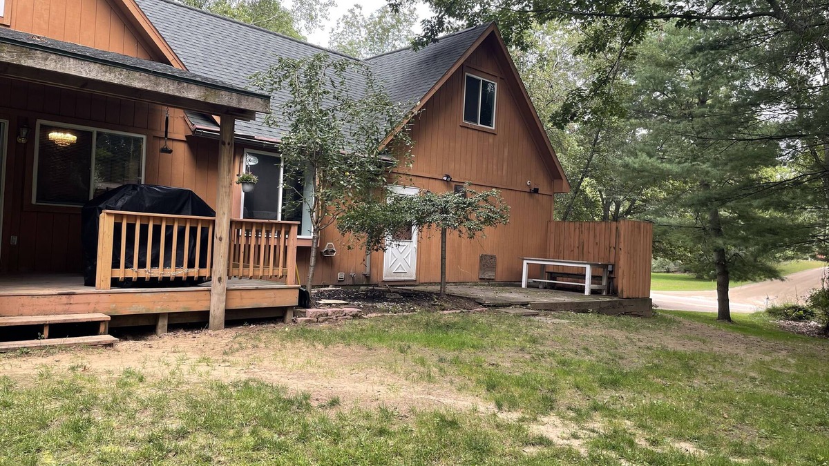 Canadian Lakes Cabin | Cozy cottage surrounded by Canadian Lakes with great amenities
