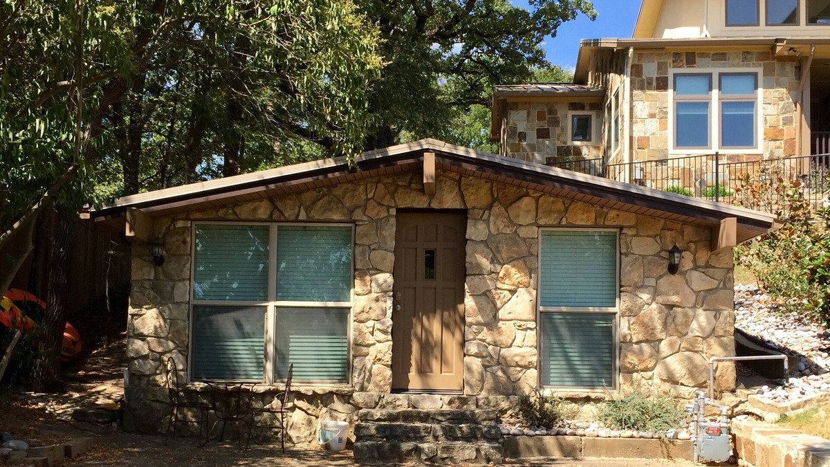 Highland Village Cottage | Cozy cottage up the hill from Lake Lewisville in Highland Village
