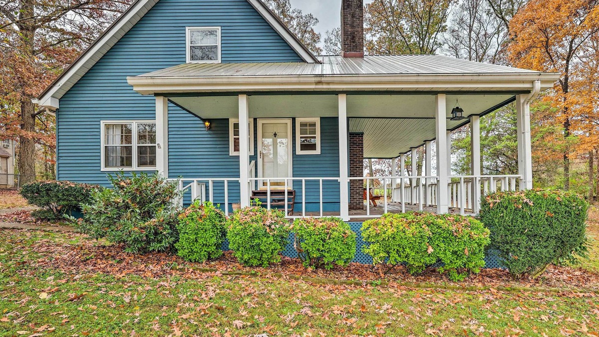 Estill Springs Cottage | Cozy Cottage w/Fireplace & Private Yard