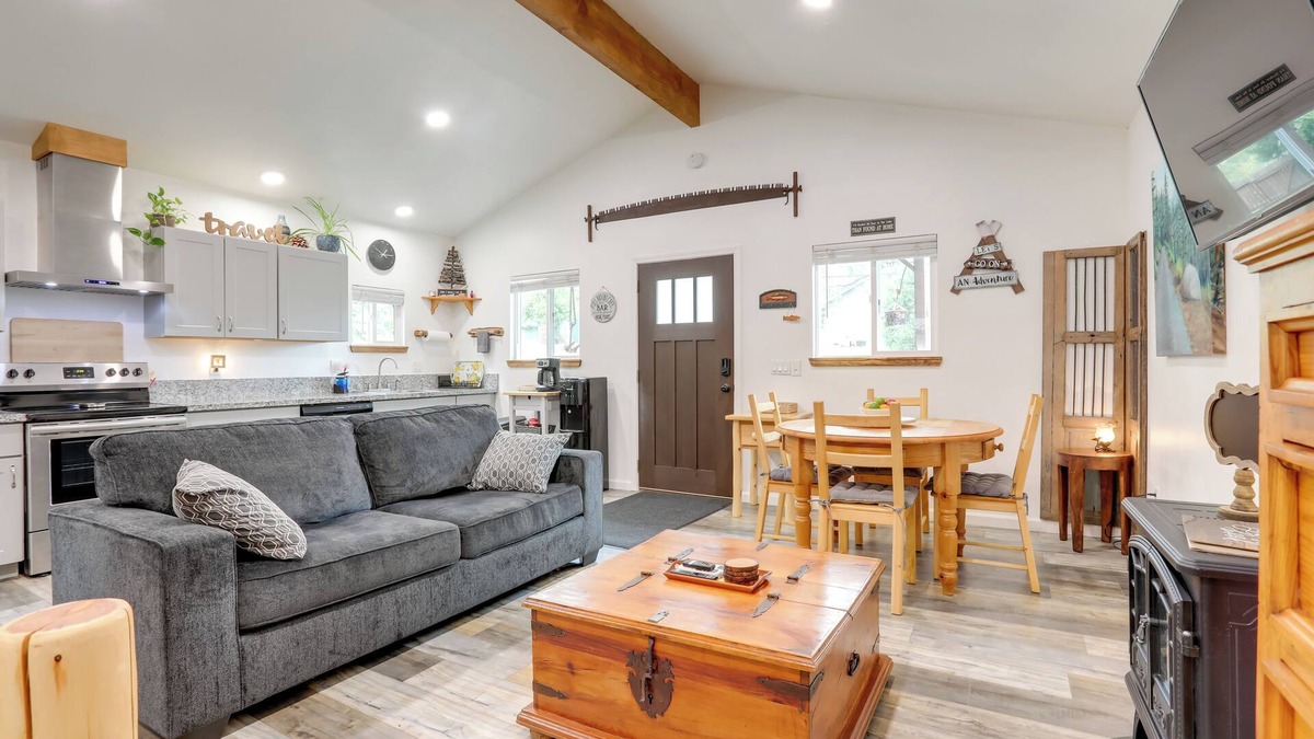 Placerville Apartment | Cozy Cottage w/Park Pass, 1 Mi to Jenkinson Lake!