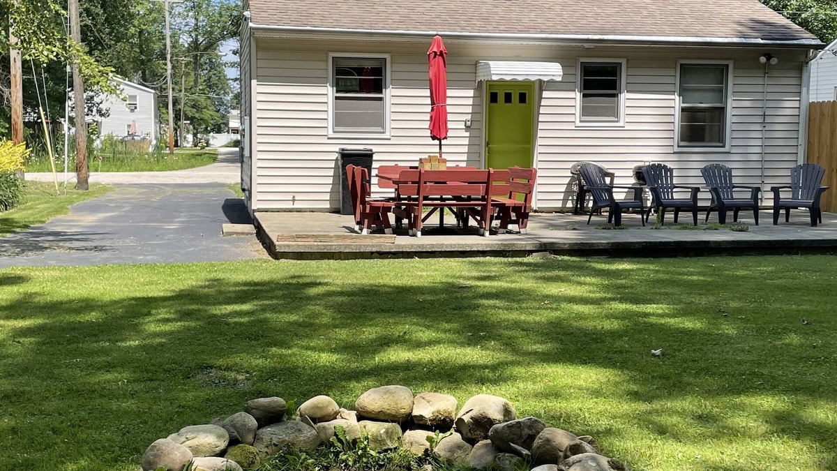 Geneva-on-the-Lake Cottage | Cozy Cottage w/Patio, Large Backyard, Close to Lake, Township Park & the Strip!