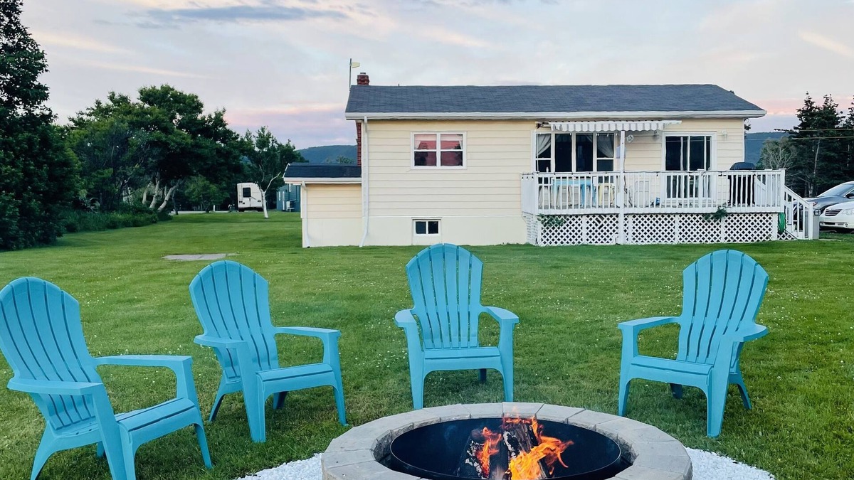 Petit-Etang Cottage | Cozy cottage w/sunset views + quick walk to a private beach (dog friendly!)