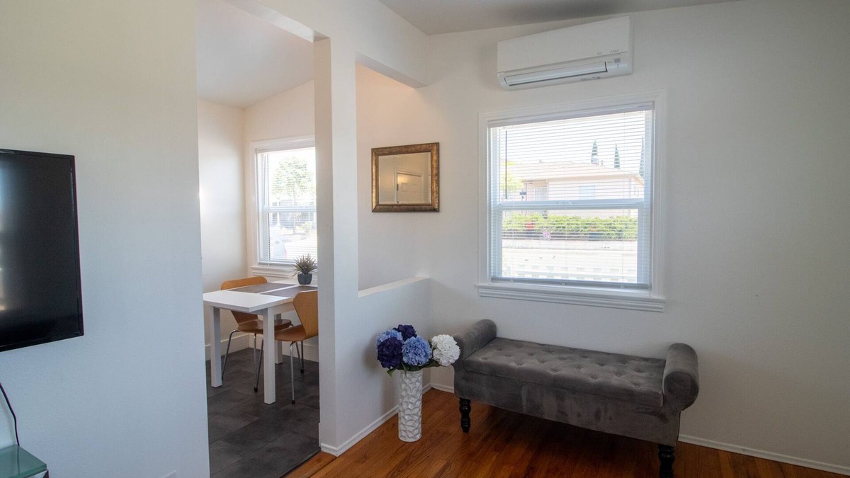 College East House | Cozy Cottage - Walk to SDSU - Laundry - Central