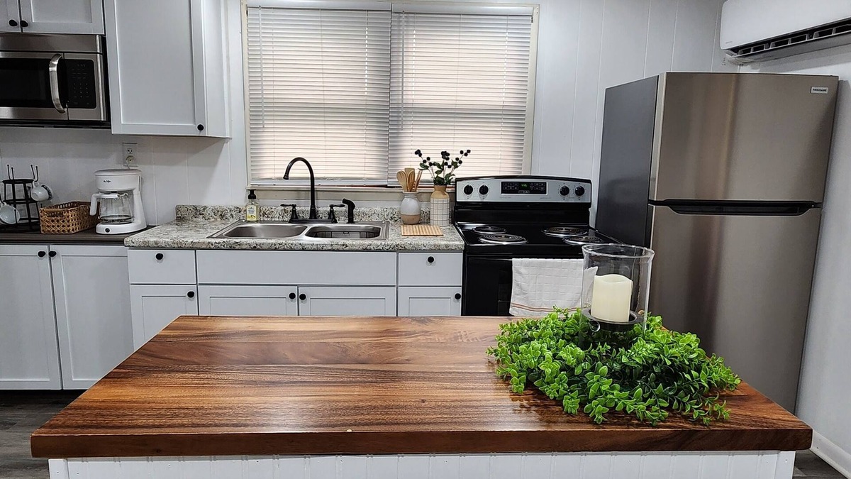 Mount Vernon House | Cozy Cottage! Weekly/Monthly Discounts! Washer and dryer! Wifi!
