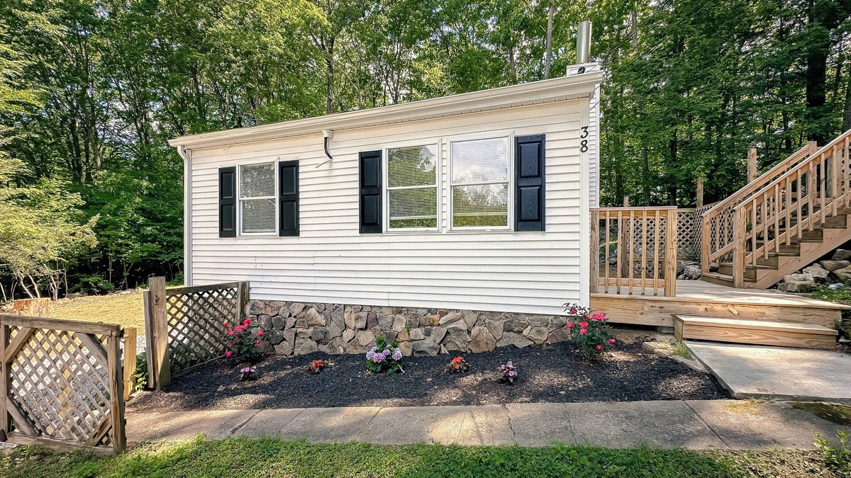 Watertown Cottage | Cozy cottage with AC and lake access in charming Connecticut suburb.