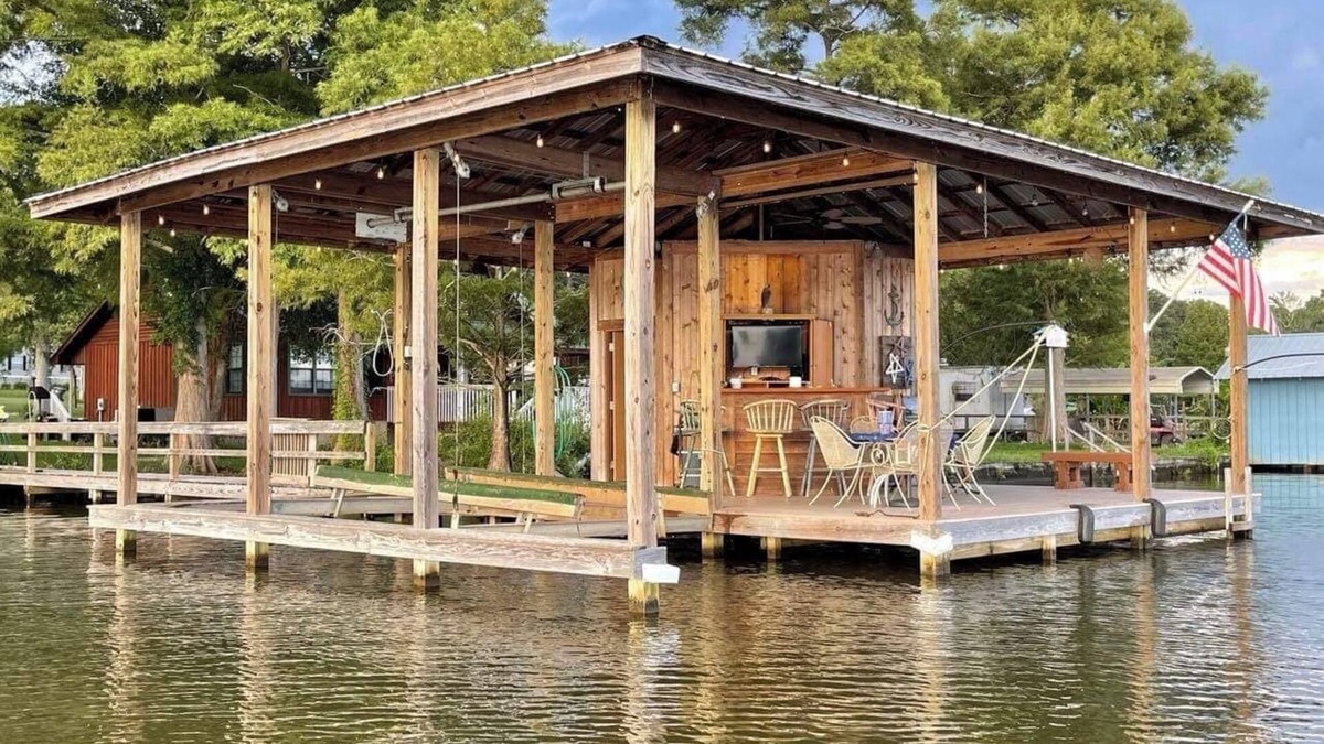 Crisp County House | Cozy Cottage with amazing views on the lake.