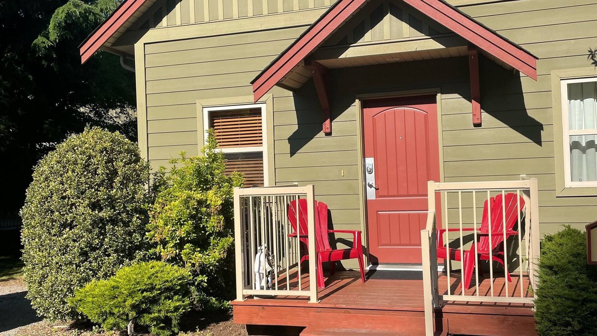 Regional District of Nanaimo Cottage | Cozy Cottage with deck & BBQ, short walk Rathtrevor Beach.