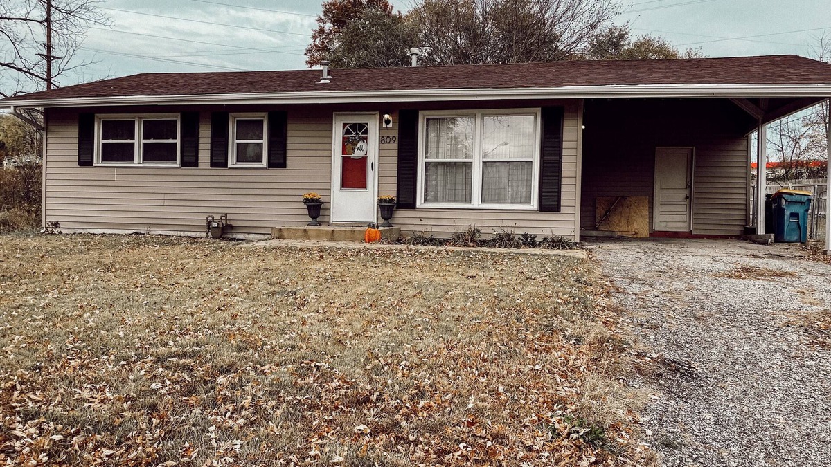 Liberty Cottage | Cozy cottage with fire pit in safe area with easy access to Kansas City!