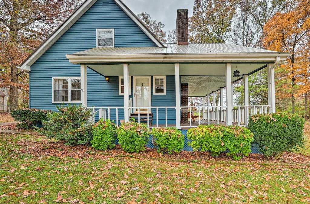 Estill Springs House | Cozy Cottage with Fireplace and Private Yard