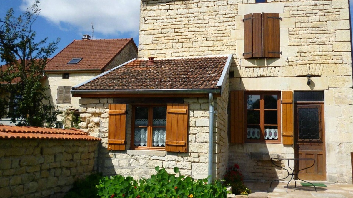 Pont-la-Ville Cottage | Cozy Cottage with Garden, Fishing Gear & Pets Welcome in Pont-la-Ville