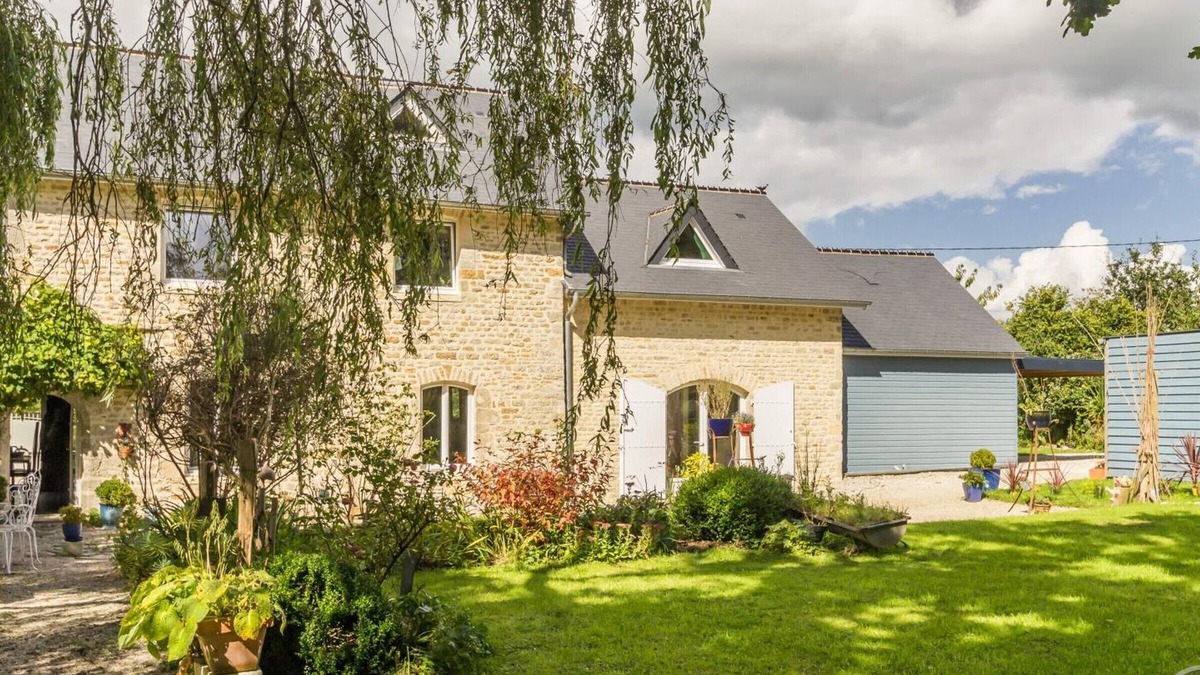 Picauville Apartment | Cozy Cottage with Garden, Terrace & Horse Facilities in Picauville