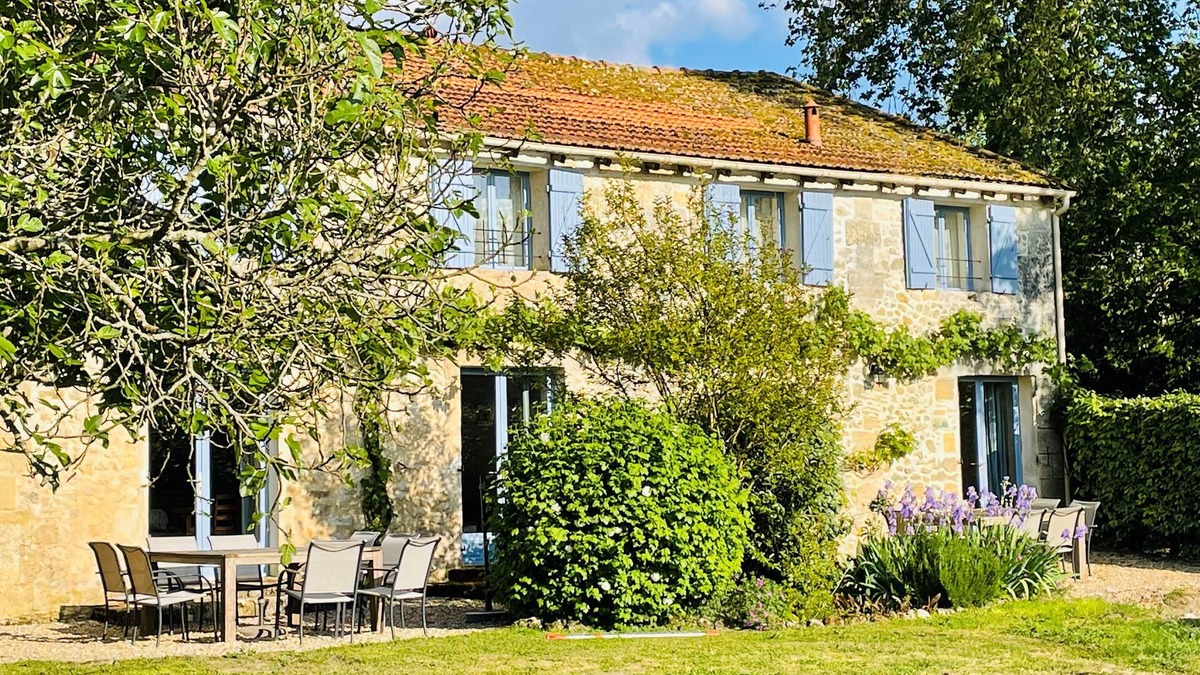 Teuillac House | Cozy cottage with large pool amidst the vineyards