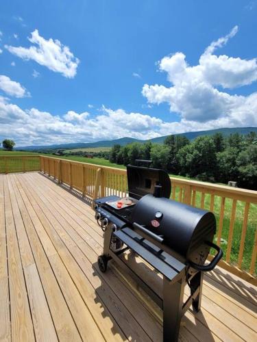 Stamford House | COZY COTTAGE WITH MOUNTAIN VIEW AT LAKEFRONT LOT