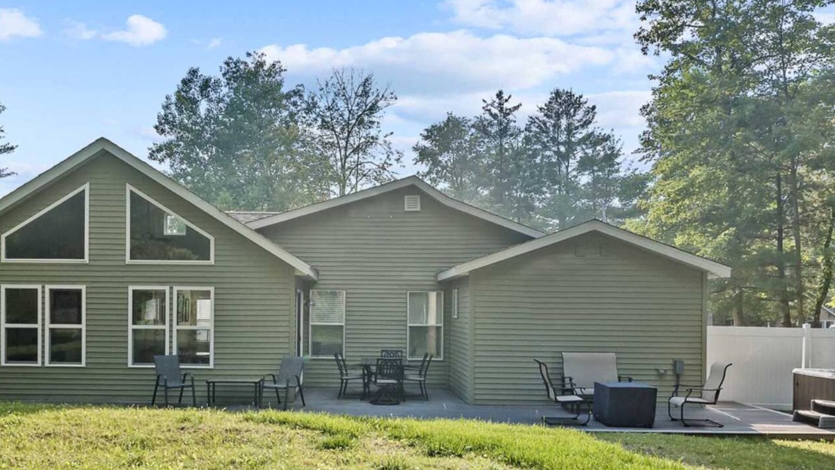 Kendall House | Cozy Cottage with Private Hot Tub and Lake Access