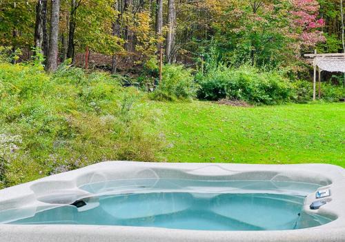 Livingston Manor House | Cozy Cottage with Jacuzzi and Fire Pit and Reading Nook!