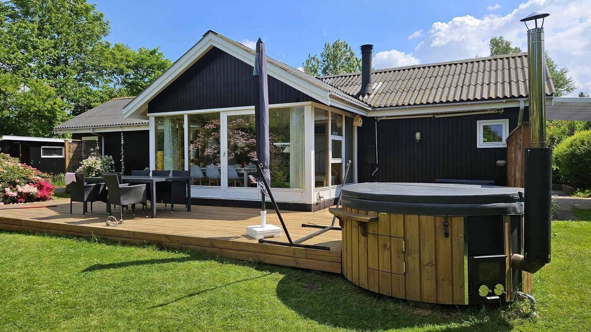 Follenslev House | Cozy cottage with wilderness bath