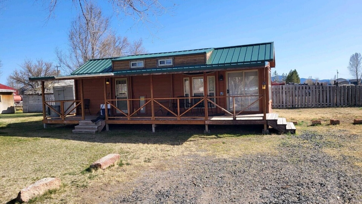 Silver Lake Cabin | Cozy country cabin ~ 5 minutes from Cowboy Dinner Tree!