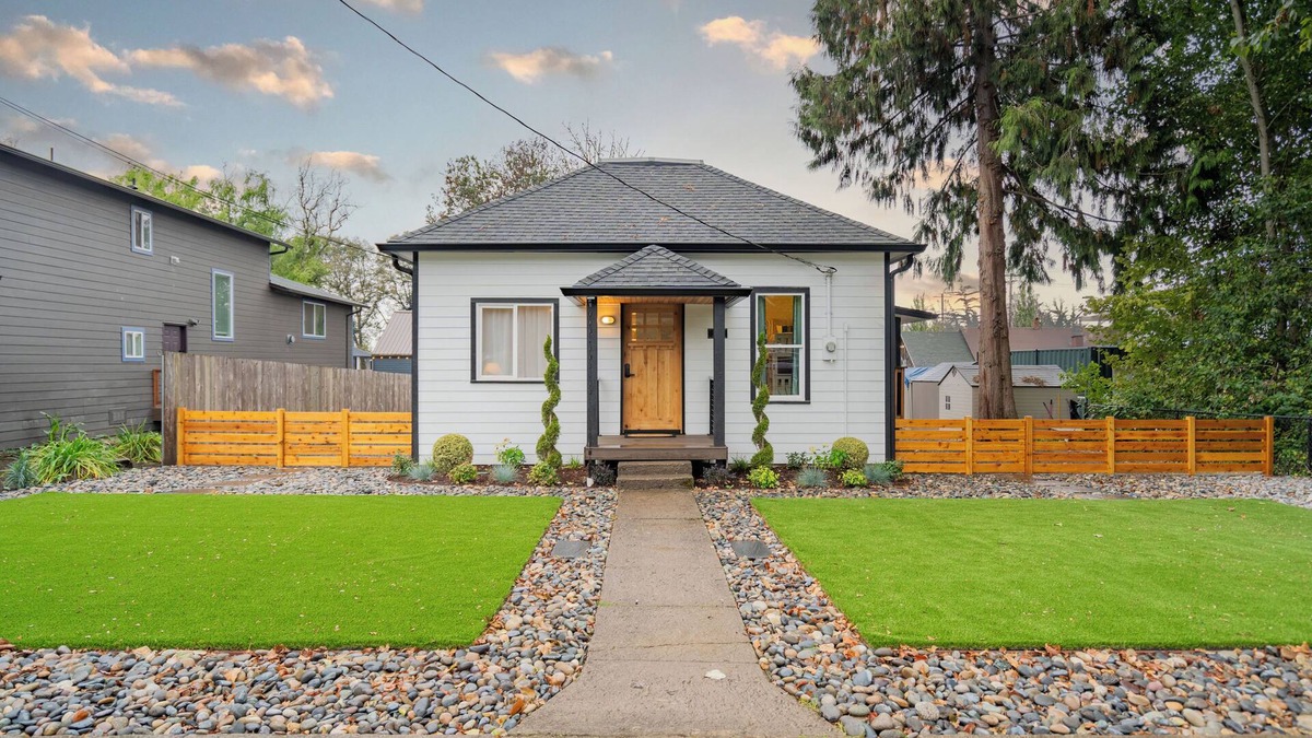 Ridgefield House | Cozy Country Cottage - 3 bedroom home in Ridgefield, WA.