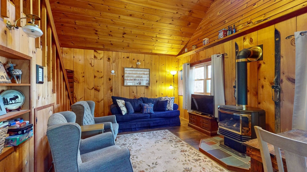 Granby Cottage | Cozy country cottage with loft, charming fireplace & scenic views