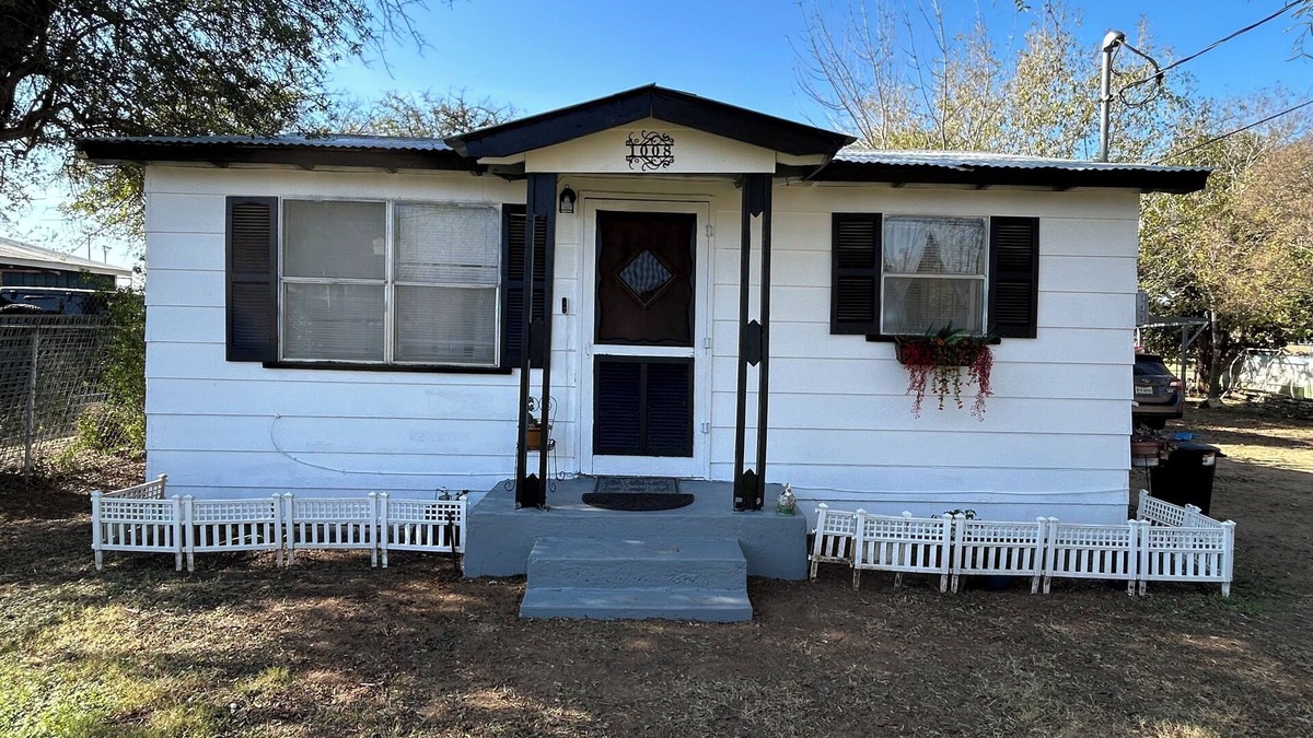 Cotulla House | Cozy country feel 2-bedroom house in Cotulla with WiFi and ACnpets welcomed