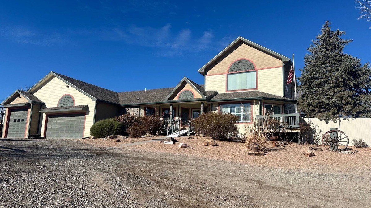 Redlands House | COZY COUNTRY HOME, close to trails and scenic views of the Grand Valley!