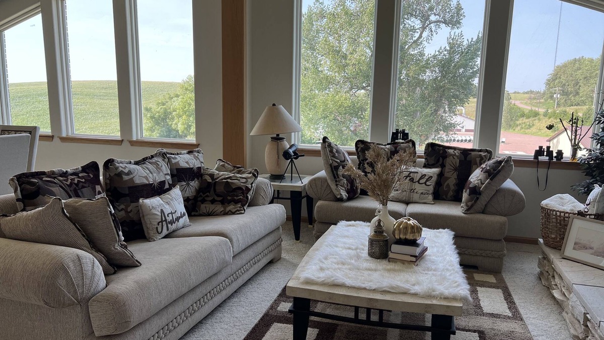 Burbank Apartment | Cozy country house retreat- your home in nature