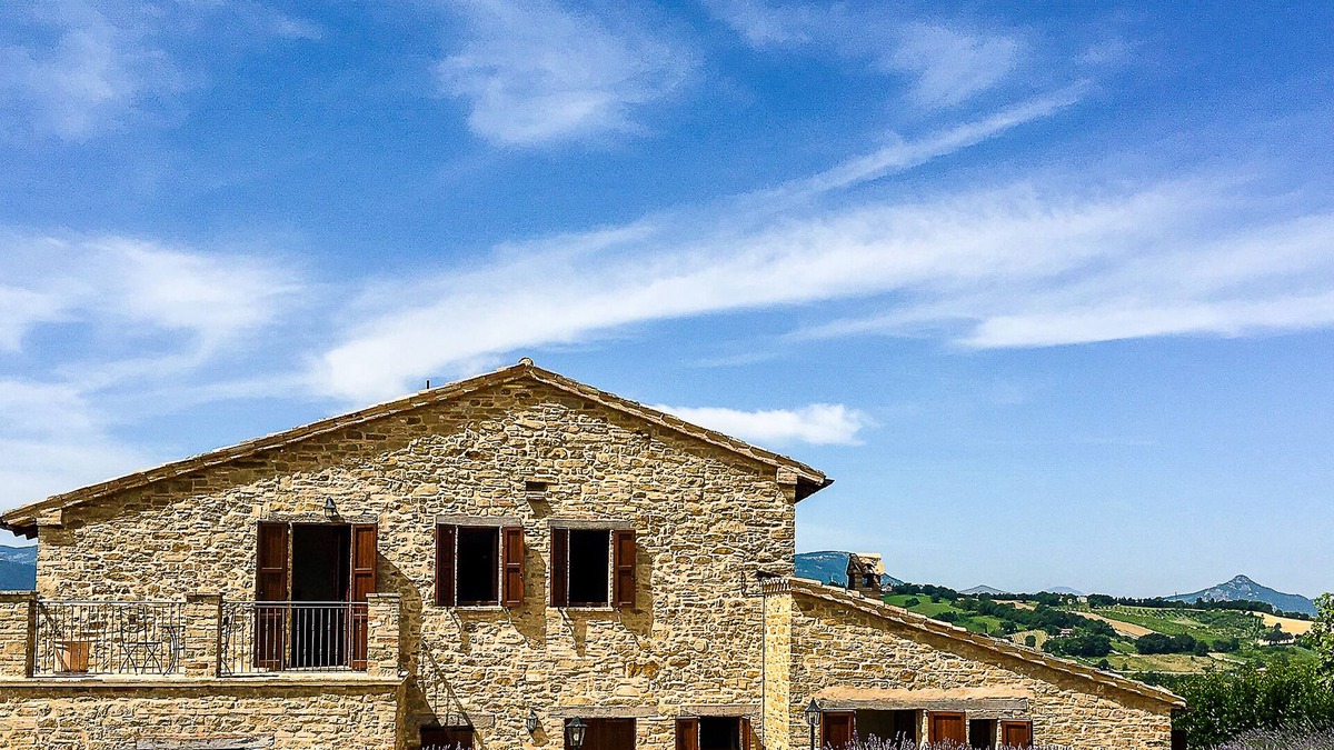Apiro Villa | Cozy country house with infinity pool and surrounded by sunflowers .