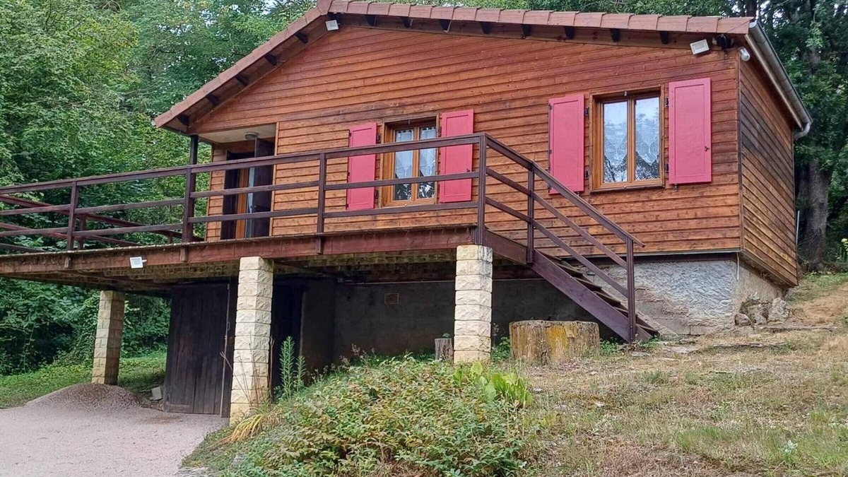 Jenzat Cottage | Cozy country retreat with terrace and garden