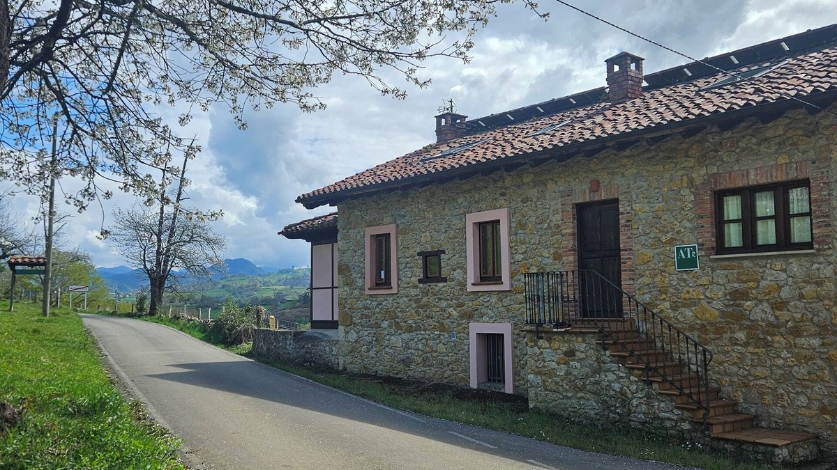 Vallobal House | Cozy Countryside Escape: Stay at La Bolera I