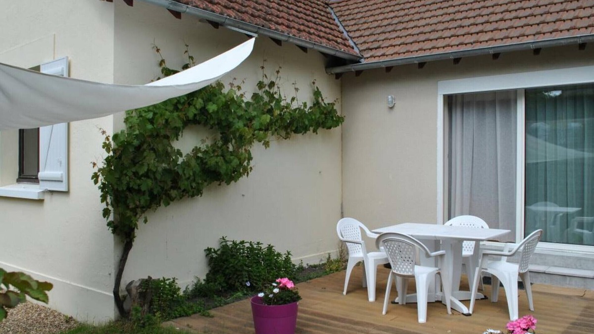 Montbazon Cottage | Cozy Couple's Getaway: Charming House with Garden, Fireplace, and Free WiFi
