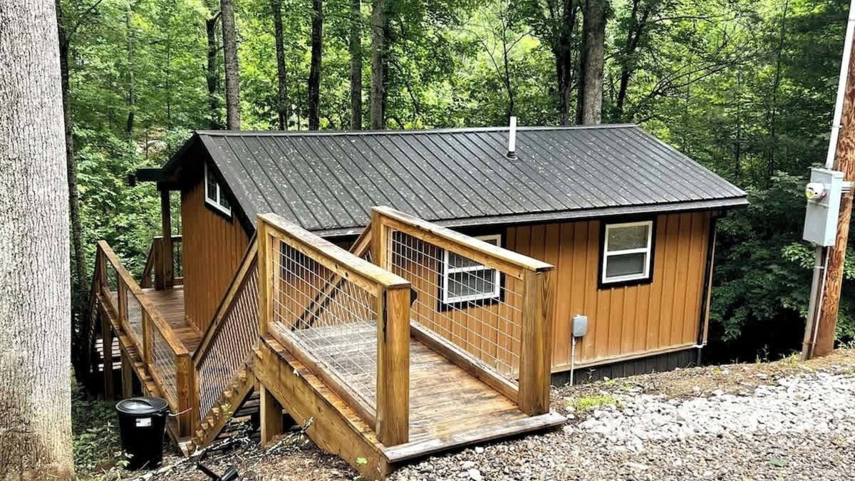 Campton Cabin | Cozy Couples Cabin in Heart of RRG!