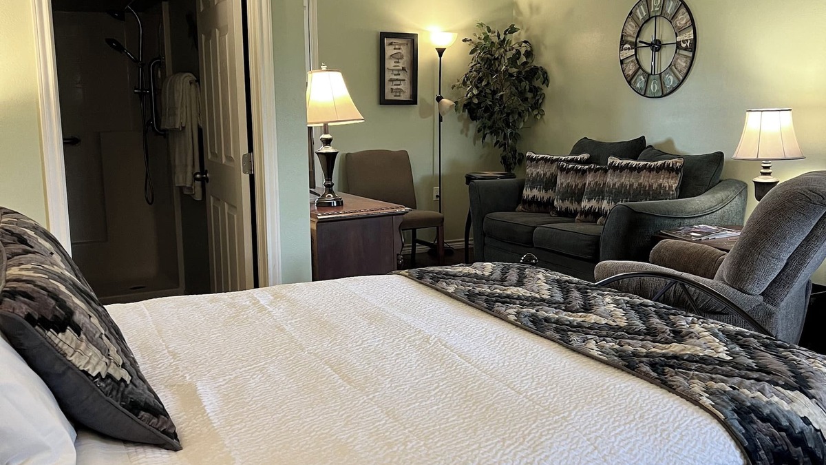 Lake City Cottage | Cozy couple’s cottage on alpaca farm - cabin #3