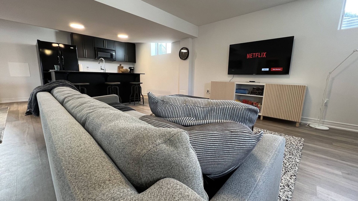 Beamsville Apartment | Cozy Couples Getaway | Walk to Wine Country & Bruce Trail