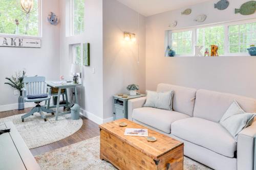 Smithville House | Cozy Couples Retreat with Hot Tub in Smithville!