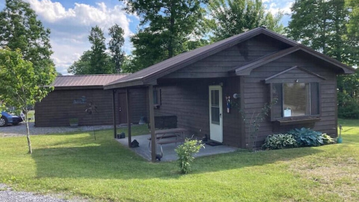 Pipestem Cabin | Cozy Creek Cabin: 1-Bedroom Cabin next to Pipestem Resort