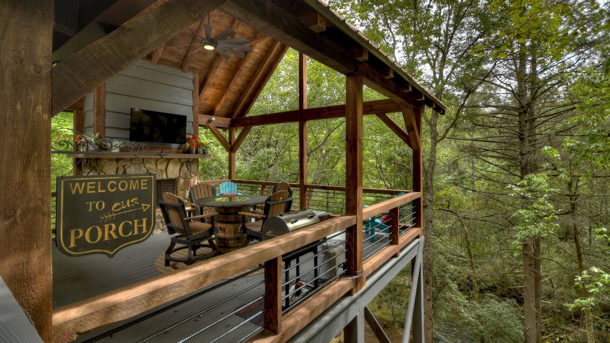 Epworth Cabin | Cozy Creek welcomes pets to its tranquil waters, offering fishing, swimming, a hot tub, outdoor fireplace, fire-pit, and WiFi